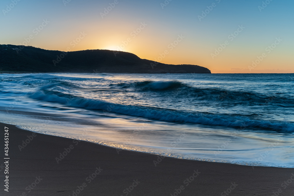 Obraz premium Sunrise at the seaside with clear skies
