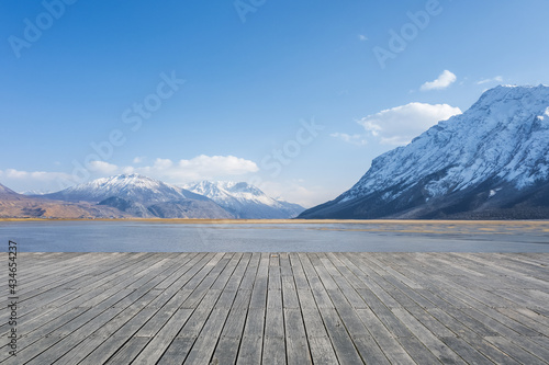 Ranwu lake landscape in Tibet © chungking