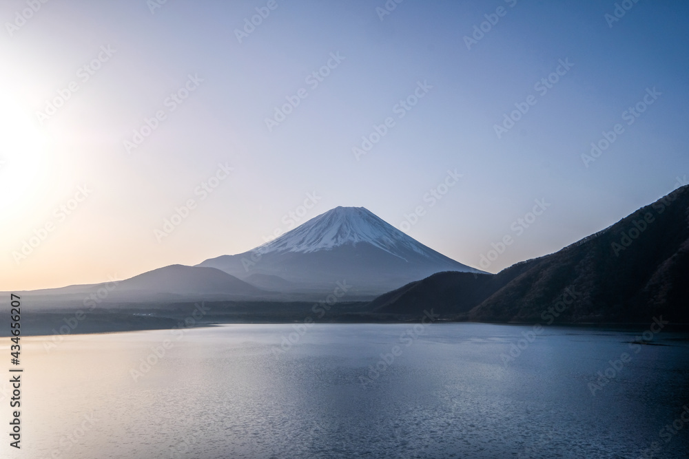 山梨県本栖湖と富士山