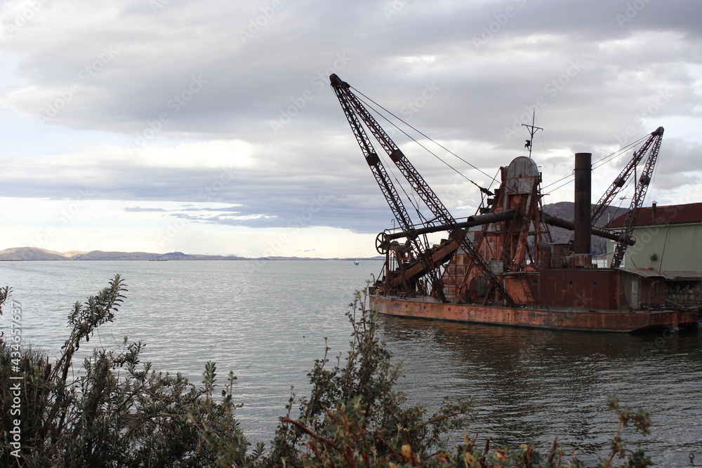 Obraz premium old ship in the port