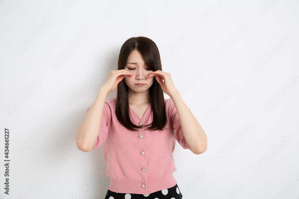 目を伏せて悲しんでいる若い女性 目を伏せて悲しんでいる若い女性