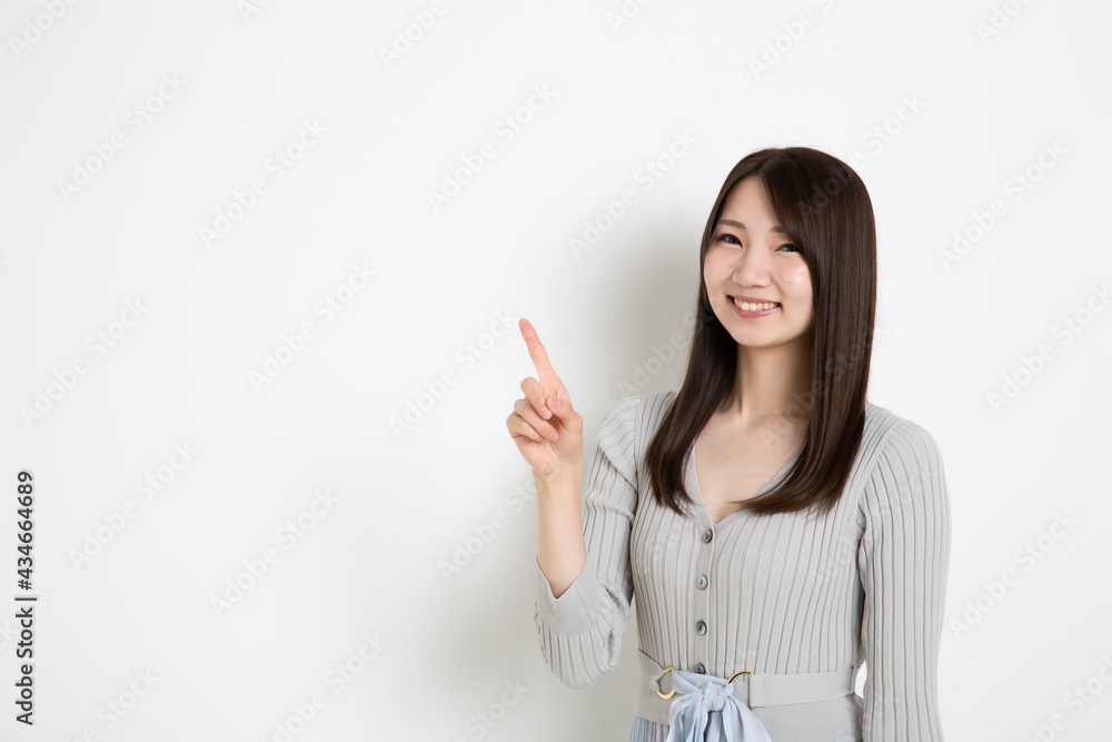 笑顔で指を1本立てている日本人女性 笑顔で指を1本立てている日本人女性