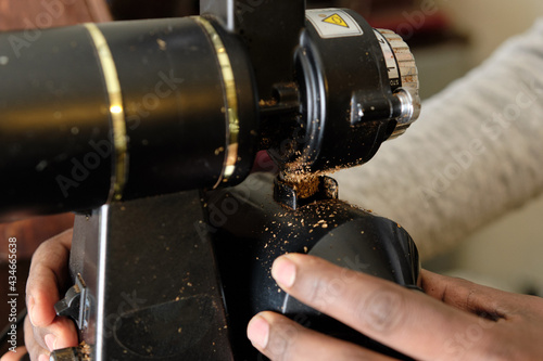 コーヒーの入れ方8：電動のコーヒーミルでコーヒー豆を挽く photo
