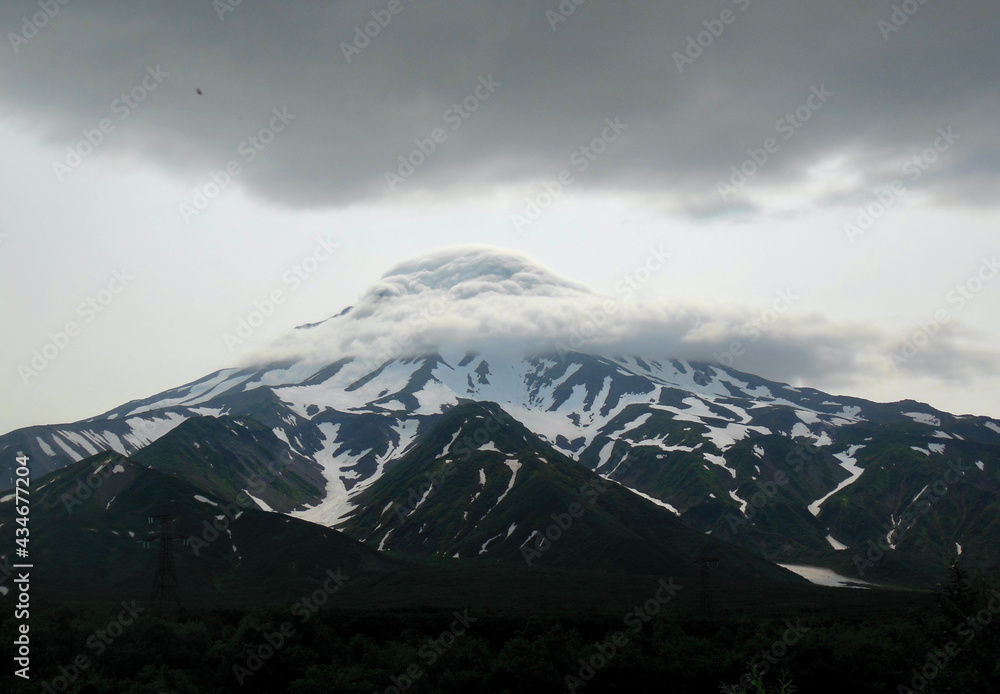 Fototapeta premium Vilyuchinsky volcano with a cloud cap