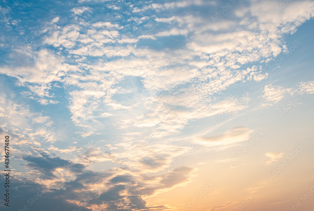 Obraz premium Sunset (dawn) sky with white clouds