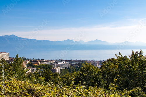 Vue sur Lausanne et le lac Léman depuis le sommet de la Tour de Sauvabelin (Canton de Vaud, Suisse)