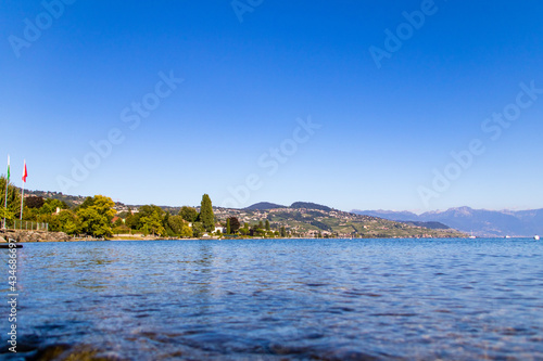 Vue d'été sur le lac Léman depuis les quais d'Ouchy à Lausanne (Canton de Vaud, Suisse)