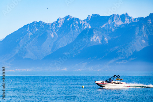 Vue d'été sur le lac Léman depuis les quais d'Ouchy à Lausanne (Canton de Vaud, Suisse) © Ldgfr Photos