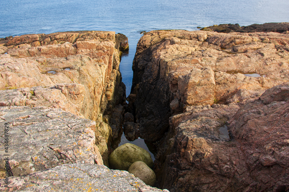 Fototapeta premium Stone coast of the Arctic Ocean, Teriberka, Murmansk region. Scenery background.