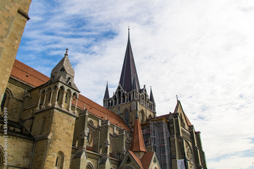 Fototapeta premium Vue sur le clocher de la cathédrale de Lausanne (Canton de Vaud, Suisse)