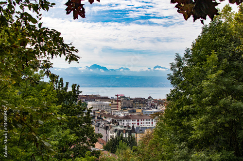 Vue de Lausanne depuis l'esplanade du Château Saint-Maire (Canton de Vaud, Suisse) photo