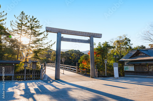 伊勢神宮 内宮 朝日に照らされる宇治橋鳥居