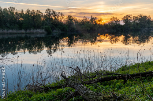 Sonnenaufgang an einem kleinen See in Bayern