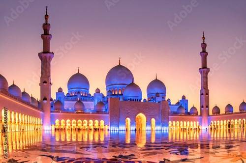Sheikh Zayed Grand Mosque at dusk in Abu Dhabi, UAE
