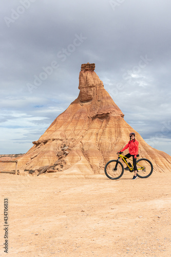 Foto Young woman mountain bike cyclist next to Castildetierra Mountain in Badlans of Navarre (Bardenas Reales de Navarra) dessert in the middle of Spain