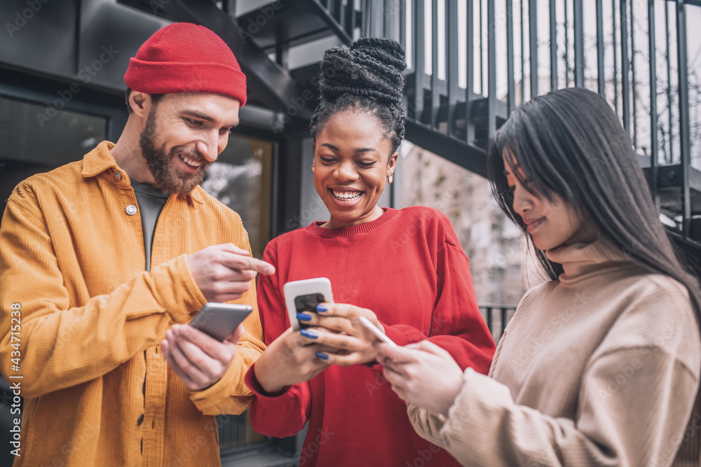 Obraz premium Three friends spending time together online and looking excited