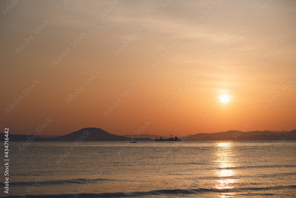 唐津湾「相賀の浜」からの朝日 佐賀観光 唐津湾「相賀の浜」からの朝日 佐賀観光