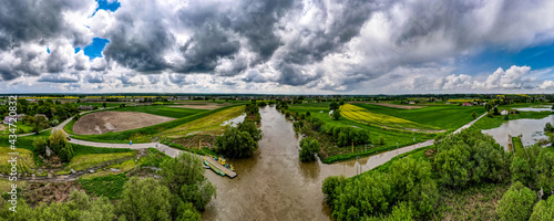 Fototapeta Naklejka Na Ścianę i Meble -  rzeka Odra, wysoki stan wody w okolicy Raciborza, przeprawa promowa
