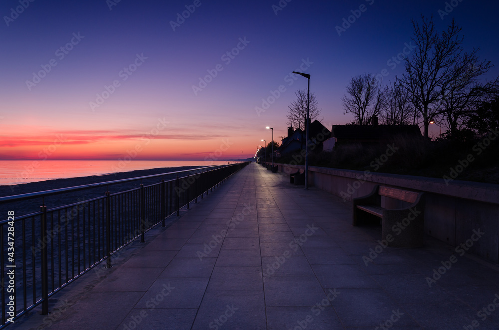 SUNRISE OVER THE SEASHORE - A colorful morning on the promenade 