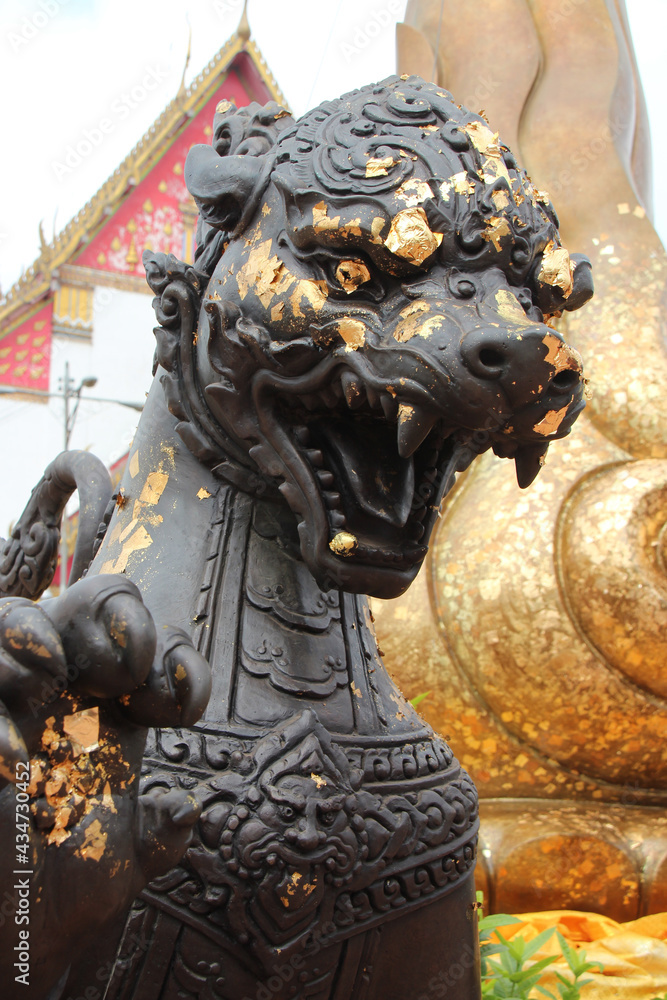 Fototapeta premium buddhist temple (Wihan Phra Mongkhon Bophit) in ayutthaya (thailand)