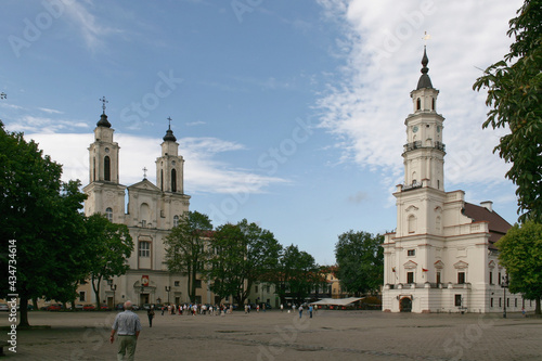 Rynek w Kownie z ratuszem i kościołem.