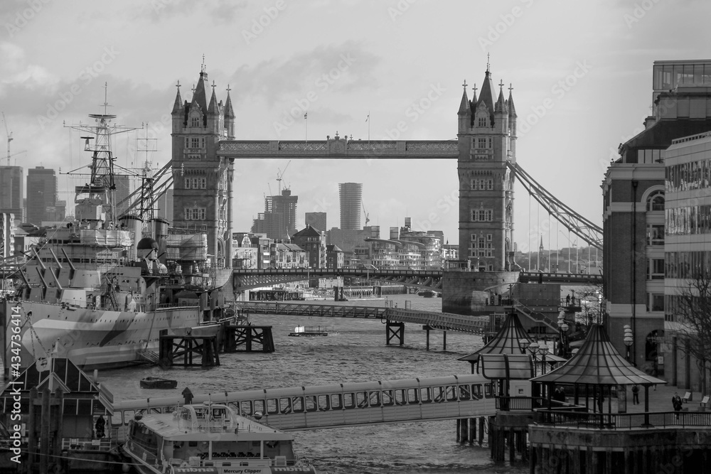 Obraz premium Modern London through monotone perspective...