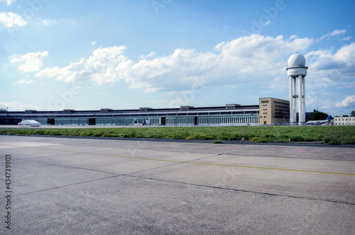 Photography Nördliche Rollbahn des alten Tempelhofer Flughafens in Berlin mit Radarturm und