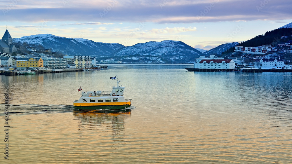 Fähre,  Die Küste Norwegens  - Faszinierende Lofoten und Fjorde am Polarkreis,  Panorama 