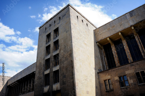 Wallpaper Mural Untersicht auf Seitenflügel des Tempelhofer Flughafens in Berlin Torontodigital.ca