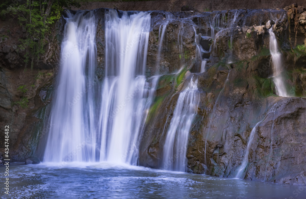 マイナスイオンがたっぷりの涼しげな滝、龍門の滝
