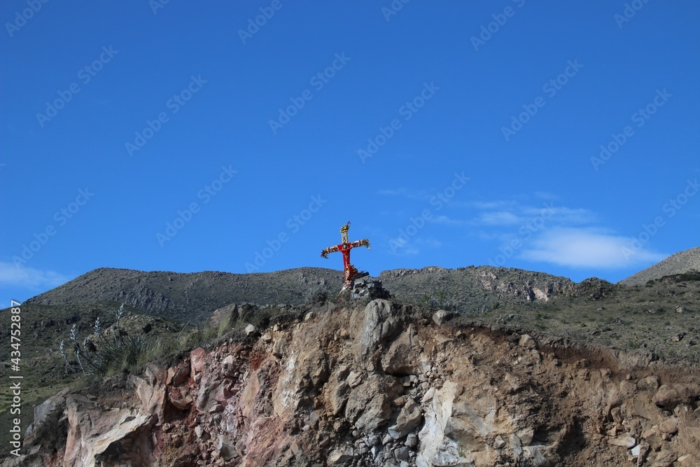 La Croce del condor è un belvedere a metà cammino tra Chivay e Cabanaconde, sulla strada della Valle del Colca. Dall'alto del burrone si possono osservare questi enormi animali planare maestosamente t