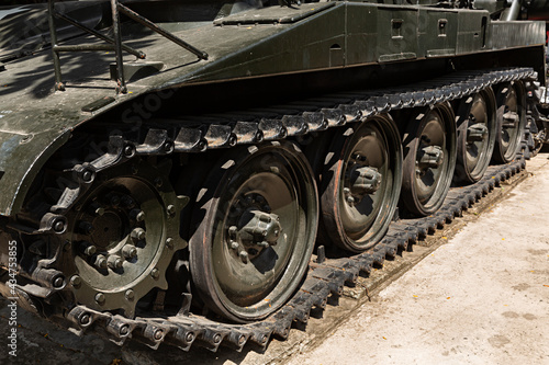 Detalle de las ruedas de un tanque militar.