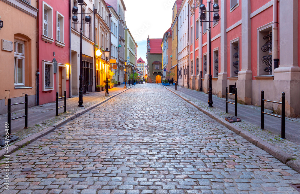 Obraz premium Poznan. Old traditional narrow city street at sunrise.
