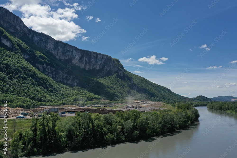 Décharge publique entre une montagne et une rivière