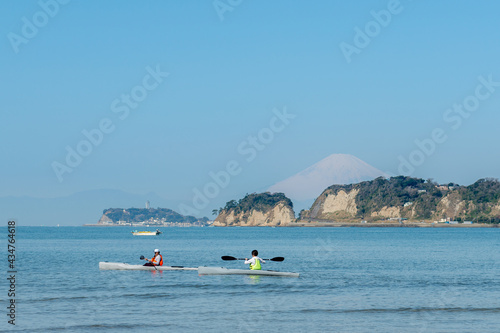 シーカヤックと江ノ島と富士山 © Metro Hopper