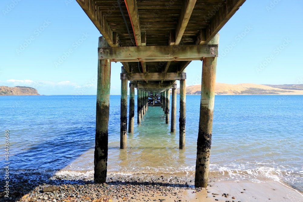 青い空と海にかかる木製の桟橋の橋桁【ニュージーランド北島】