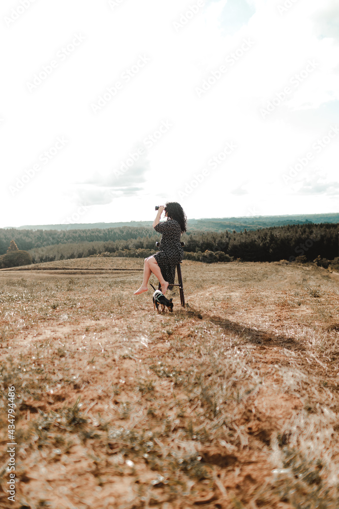 Menina no campo com binóculo Menina no campo com binóculo