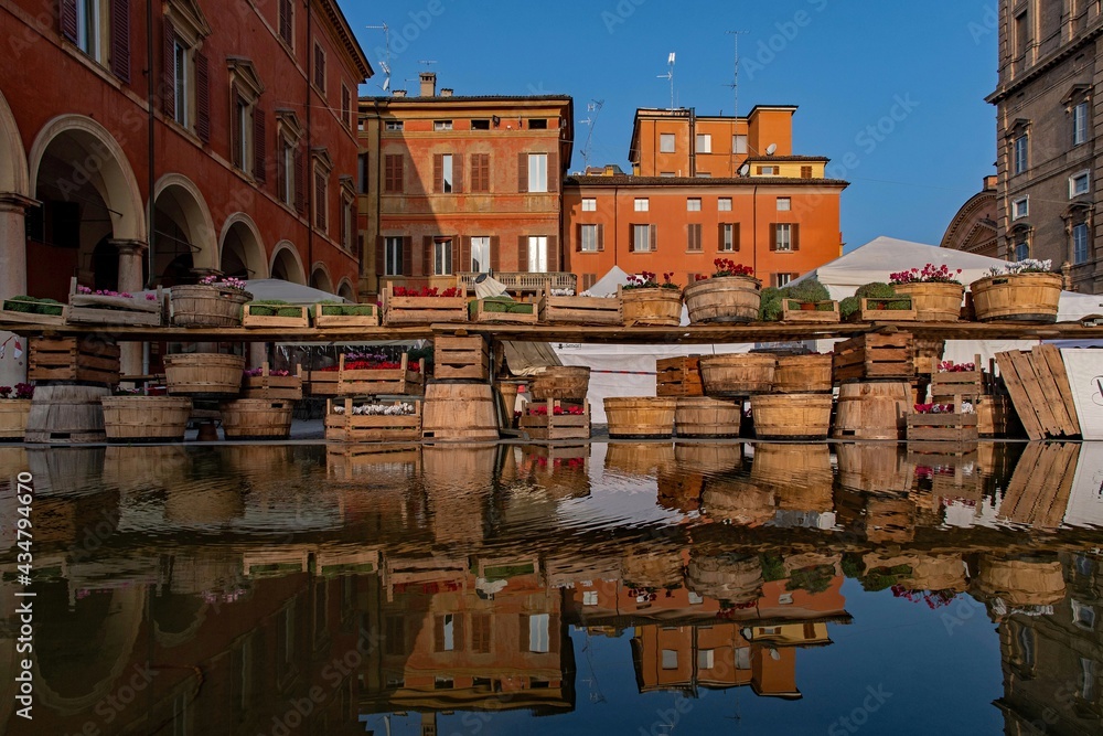 Marktstand in der Altstadt von Modena in der Emilia-Romagna in Italien