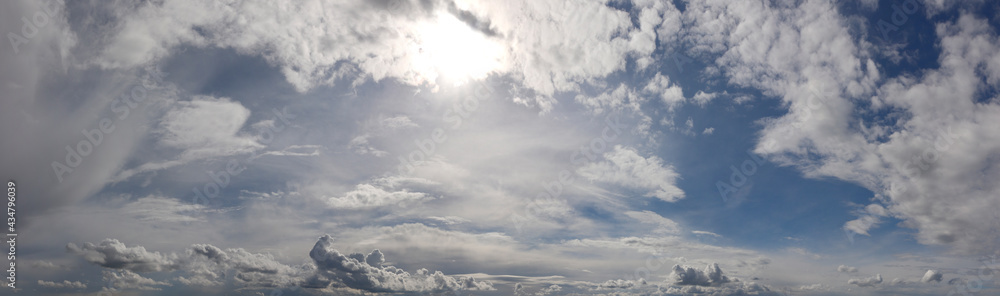 Wolkenhimmel als Panorama, blauer Himmel, weiße Wolken