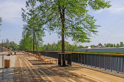 Foto A modern embankment equipped with sun loungers in the city on the banks of the Guslitsa River
