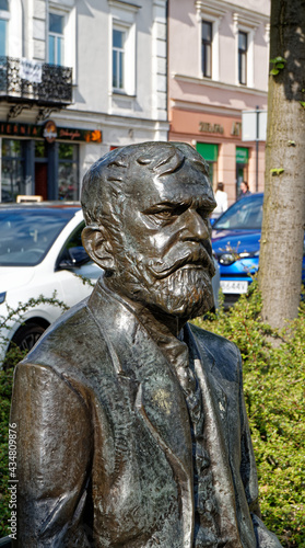 Figura sławnego pisarza przy Jasnej Górze w Częstochowie 