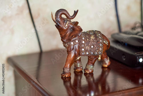 Souvenir polystone An elephant in a blanket-chain mail with mosaics and gold patterns