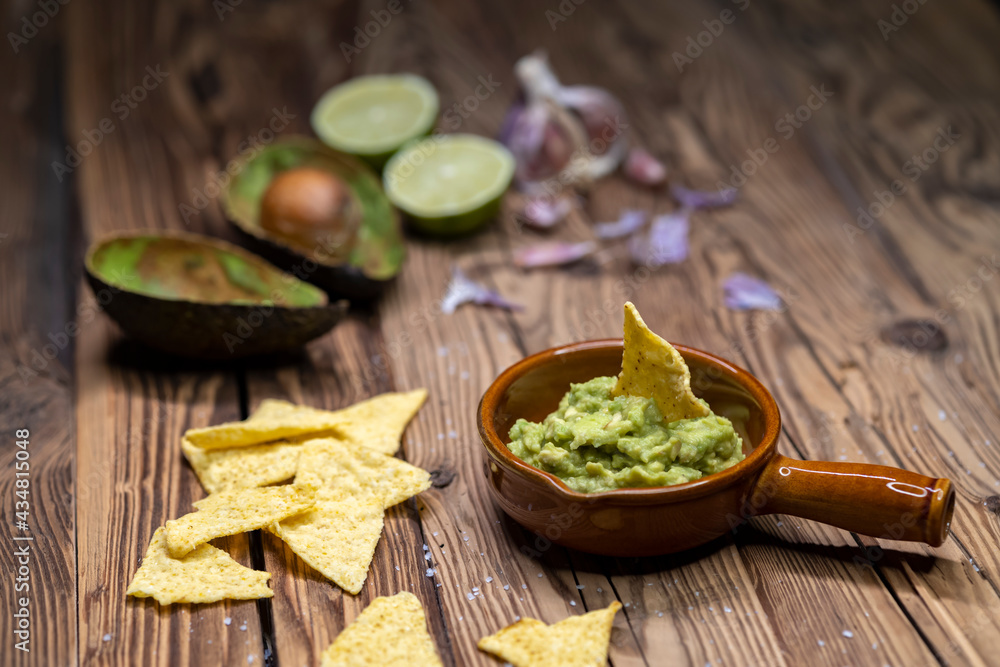 avocado dip flavored with garlic, chili, pepper, and lime juice with corn nachos avocado dip flavored with garlic, chili, pepper, and lime juice with corn nachos