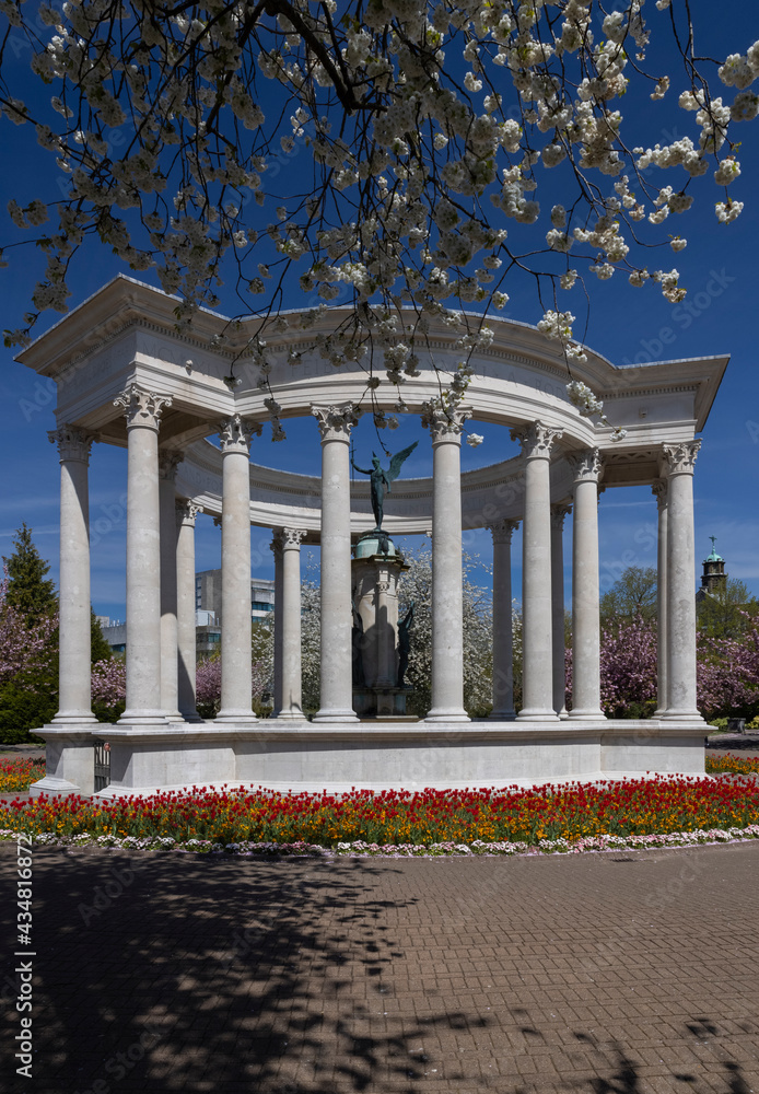 Obraz premium Welsh National War Memorial in Alexandra Gardens, Cathays Park, Cardiff, Wales, UK
