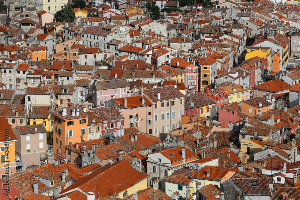 Piękny wakacyjny widok na stare miasto i czerwone dachy w Chorwacji.  - obrazy, fototapety, plakaty 