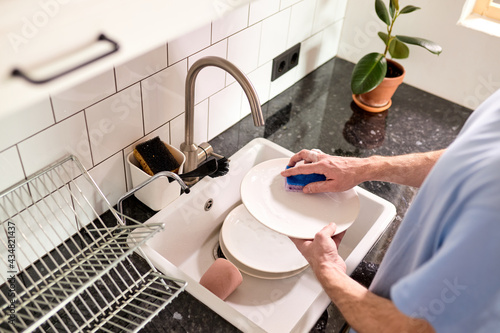 Fotografie cropped man washing dishes at home kitchen
