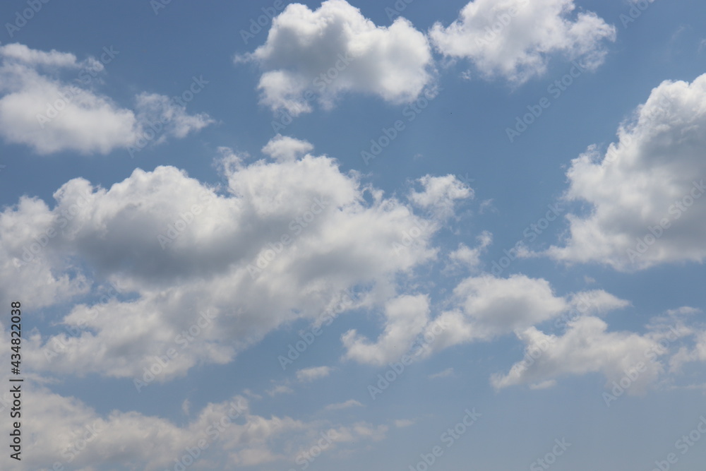 Obraz premium いくつかの雲と青い空