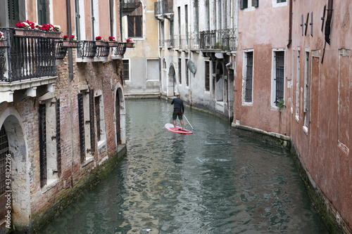 Fare surf sui canali veneziani