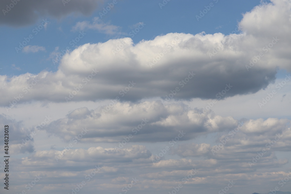 Obraz premium いくつかの雲と青い空