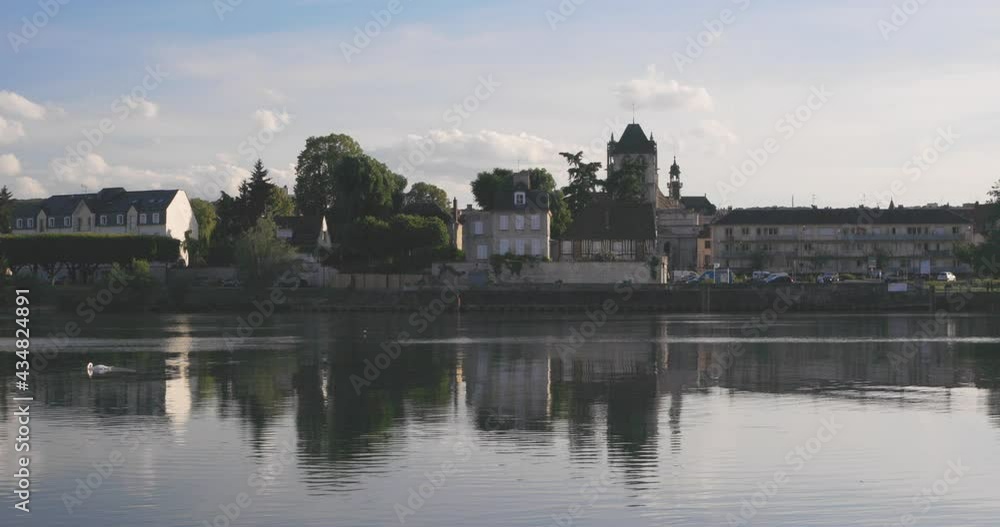 Collégiale de Vernon par seine calme Collégiale de Vernon par seine calme
